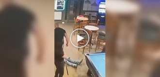Разъяренный муж ударил незнакомца, приставшего к его жене