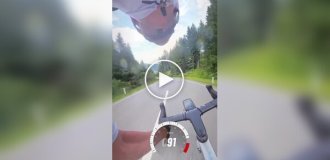 Падение с велосипеда на скорости около 90 кмч