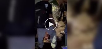 Житель Бали взял на удушающий россиянина, пристававшего к девушке