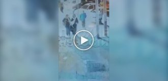 В Ірані чоловік з ноги вдарив жінку, що йде без хіджабу