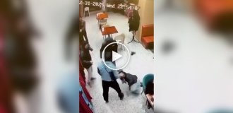 У Казахстані відвідувачі влаштували бійку з жінкою через розлитий на диван чай