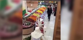 Деды Морозы едва не подрались в продуктовом магазине