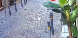 In Italy, a schoolboy threw a statue from the fourth floor. She fell on a tourist
