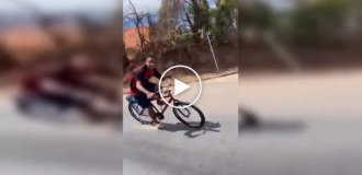 Велосипедист врізався в стіну, забувши повернути