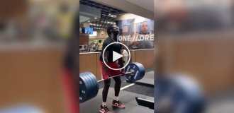 A guy lifted a barbell and fainted