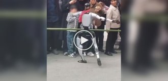 Робот ударив хлопчика під час танцювального шоу