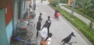 Зумер вирішив помахати руками перед мопедистами, що проїжджають (3 фото + 2 відео)