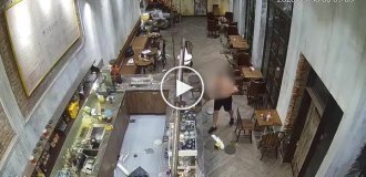 Полуголый турист устроил погром во вьетнамском кафе