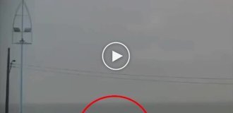 Молния ударила в женщину на пляже