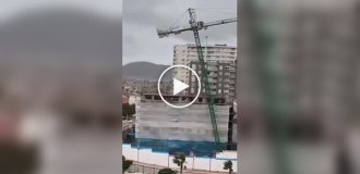 Гигантский кран рухнул на жилые дома из-за сильного ветра