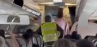 The boy was removed from the flight for refusing to fasten his seat belts (4 photos + 1 video)