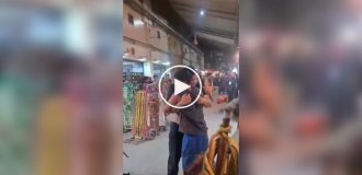 Mass brawl at the market: vendors started a brawl with vegetables and fruits