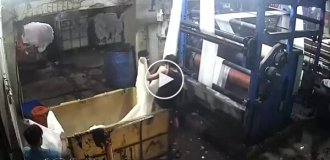 На індійській швейній фабриці хлопець спробував розплутати тканину, що застрягла, обмотавши її навколо своєї голови.