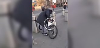 In London, a migrant decided to steal a bicycle, but was hit in the back by the owner