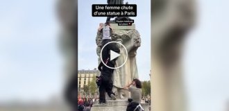 Жінка впала зі статуї під час акції протесту в Парижі