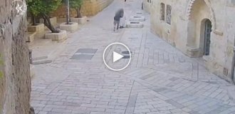 Прохожий набросился на монахиню в Иерусалиме — злоумышленник избил женщину ногами
