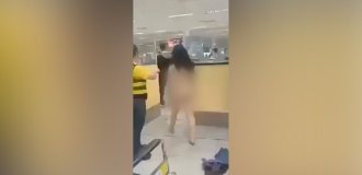 A tourist exposed herself at the airport in the Philippines (3 photos + 1 video)