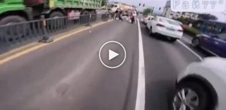 The motorcyclist had to separate fighters on the road twice