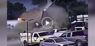 Момент падіння літака на вантажівки в Техасі потрапив на відео
