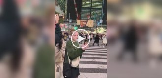 В Японии раздраженная прохожая умышленно толкнула девочку-туристку на дороге