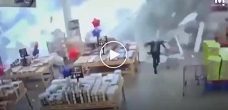 Сильна злива призвела до обвалу частини даху супермаркету