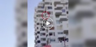 Голый мужчина повис на балконе дома на Ибице