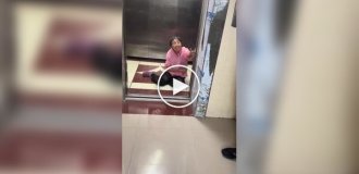 В Китае старушку избили и ограбили в лифте — но прохожие отказались помогать, опасаясь обмана