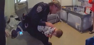 Police officers save choking toddler (5 photos + 1 video)