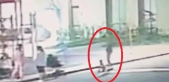 In Kazakhstan, a 13-year-old teenager Threw a two-year-old child onto the pavement (3 photos + 1 video)