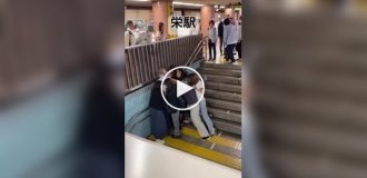 В Японии пассажиры метро схватили пожилого извращенца