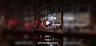 Не стоит злить полицейских в квартале красных фонарей Амстердама