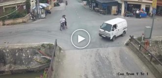 Во Вьетнаме мотоциклист чудом спасся, прыгнув с падающего байка