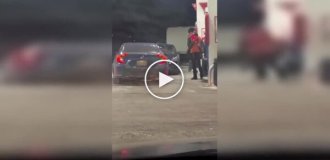 Дорожный конус стал поводом для драки на заправке