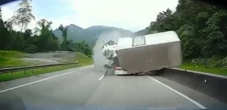 Scary than "Final Destination". A truck flew in from the opposite lane (6 photos + 2 videos)