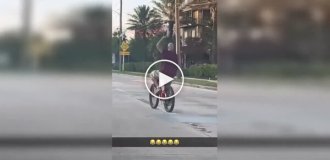 Instant karma: a cyclist made an obscene gesture to a girl.
