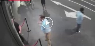 В Австралії п'яний бешкетник кинув стілець в охоронця і вирубав власного друга