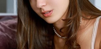 Приваблива Валенсія відпочиває вдома