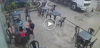 A fearless Brazilian decided to smoke at a gas station and caused fiery chaos