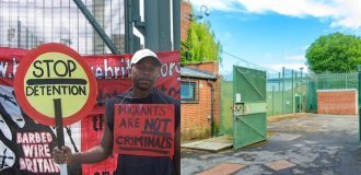 A native of Congo, standing with a poster “Migrants are not criminals,” raped a 15-year-old girl (4 photos)