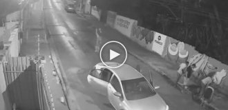 Девушка гуляла с собакой и провалилась в люк из-за шатающейся крышки
