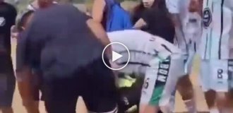Суддю жорстоко побили після матчу в Аргентині: напад потрапив на відео