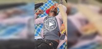 Сон на грани смерти: в Индии мужчине под рубашку залезла кобра