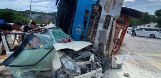 Снёс кабину у грузовика и легковые автомобили (2 фото + 5 видео)