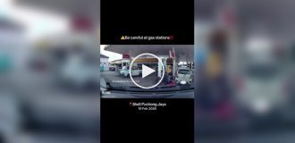 Женщина заправляла машину — и лишилась сумочки за секунды