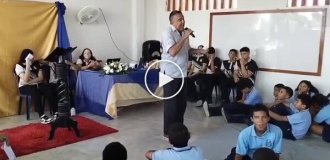 Преподаватель умер прямо во время пения на Дне учителя: внезапно упал на глазах у всего класса