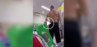 Полуголый турист устроил погром в больнице на Бали