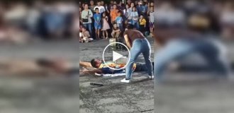 Уличный артист получил серьезную травму во время опасного трюка