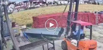 Рабочий попал в больницу из-за водителя вилочного погрузчика