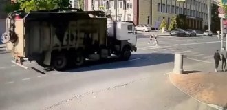 A truck ran over a child at a pedestrian crossing in Moscow (4 photos + 1 video)