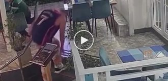 Неадекватний турист розбив скляні двері і помер